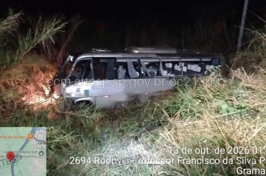Capotamento de micro-ônibus deixa três mortos e 14 feridos no interior de SP
