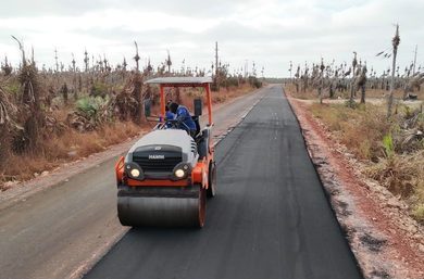 Com investimento de R$ 3,2 milhões, obra de pavimentação asfáltica avança no acesso à praia Pedra do Sal em Parnaíba